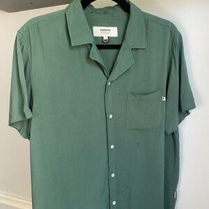 WEMOTO SHORT SLEEVE BUTTON UP SHIRT SIZE S
